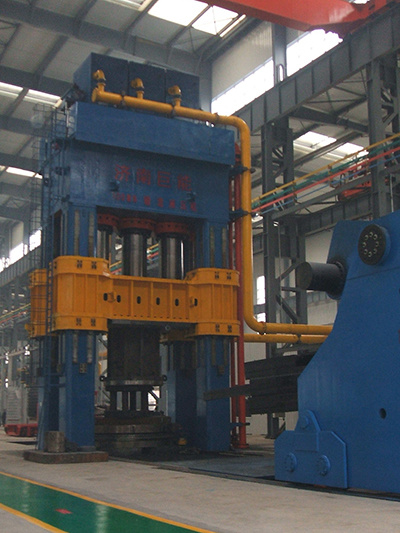 山(shān)東伊萊特8000T、100T操作(zuo)機